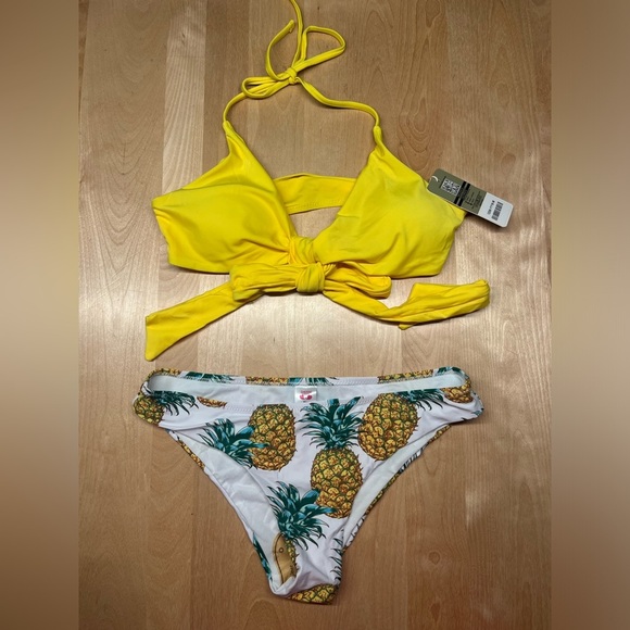 2/$20 NWT yellow bikini with pineapple 🍍 bottom - Size Medium - Picture 1 of 1